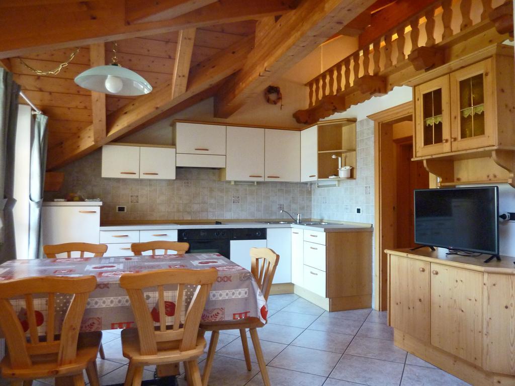 Appartamenti Majon Sotroi Campitello di Fassa Camera foto