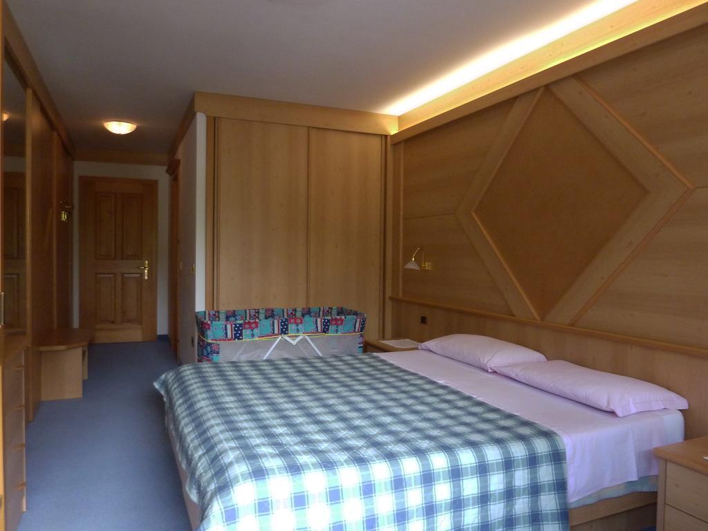 Appartamenti Majon Sotroi Campitello di Fassa Camera foto